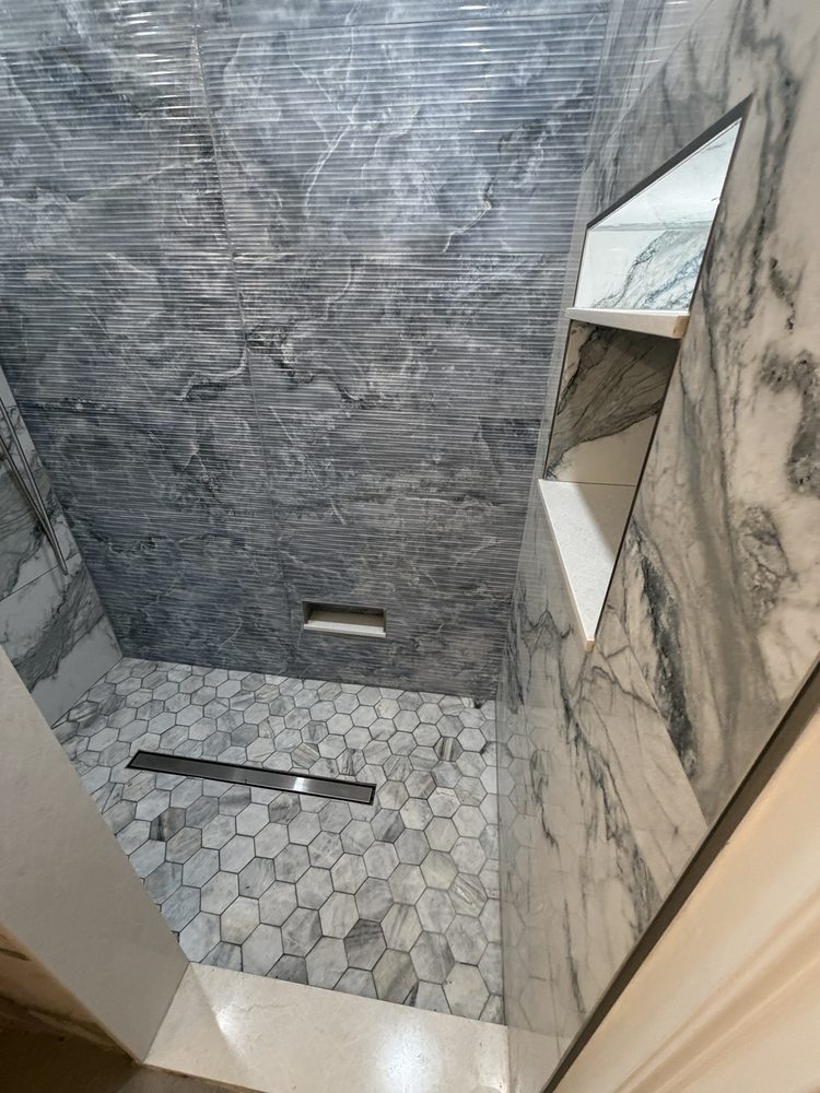 Tiled shower floor, contrasting walls and a recessed niche