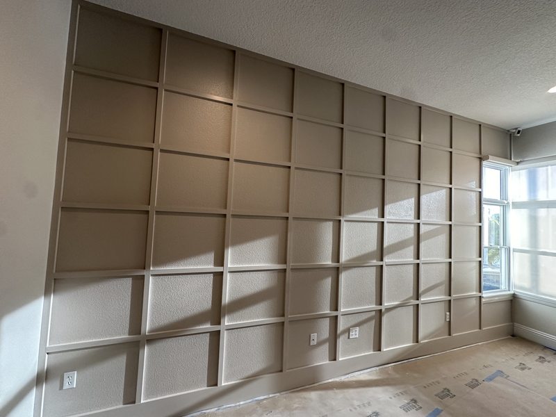 Decorative grid wall molding with floor protection during finishing work